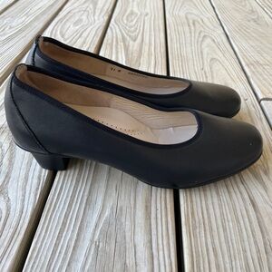 SAS Milano Black leather pumps 11W rubber soles flex comfort arch support